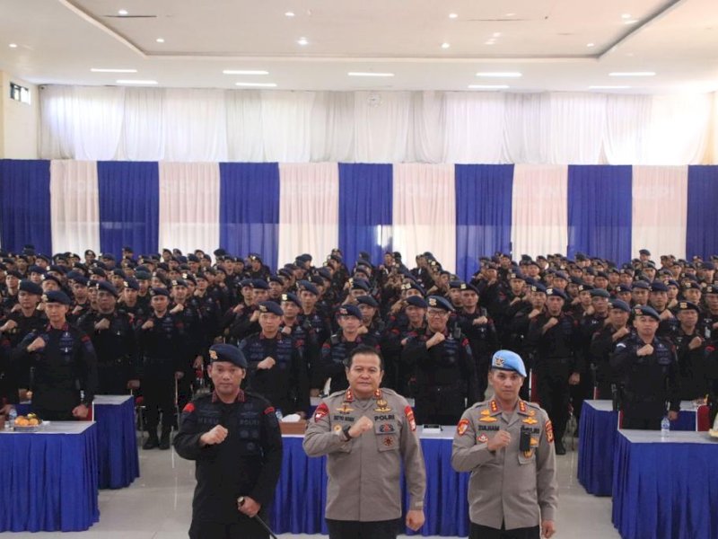 Kapolda Sulsel Irjen Pol Setyo Boedi Moempoeni Harso memberikan arahan kepada personel Satbrimob Polda Sulawesi Selatan di Aula Mappaodang, Mapolda Sulsel, Kota Makassar, Jumat (28/7/2023).