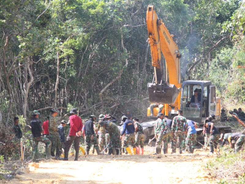 Satgas TMMD melaksanakan  pengerjaan jalan di Kelurahan Tanah Lemo, Kecamatan Bonto Bahari. 