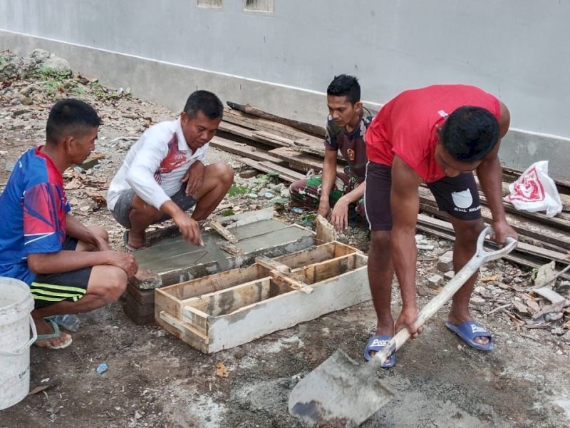 Satgas TMMD Bulukumba membuat patok batas jalan di Tanah Lemo. 