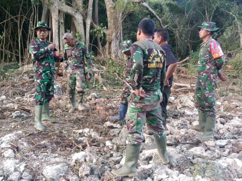 Dansatgas TMMD Ke 117 Kodim 1411/Bulukumba Letkol Inf Kaharuddin Dj meninjau perintisan dan pengerasan jalan. 