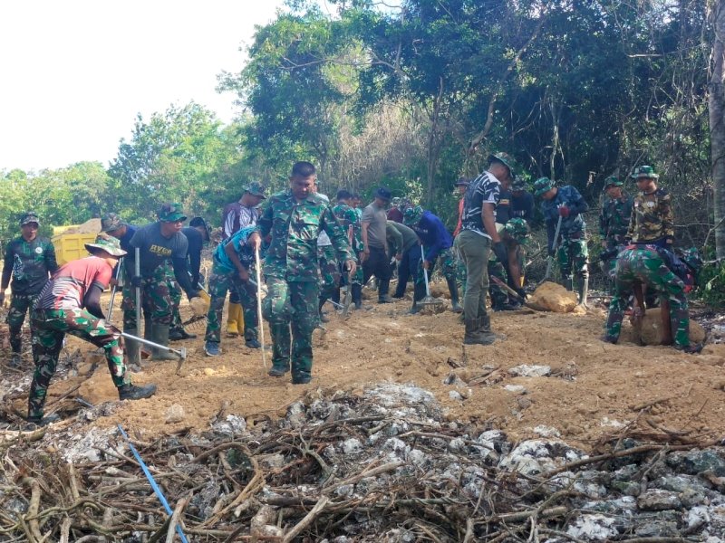 Hari Minggu, Satgas TMMD Bulukumba Tetap Lanjutkan Pengerjaan Jalan 