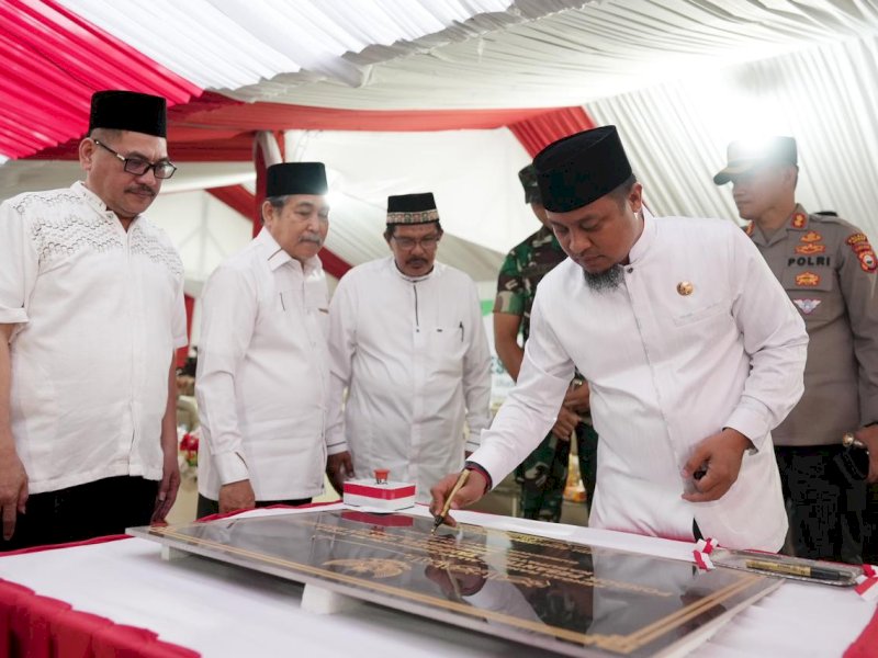 Gubernur Sulawesi Selatan Andi Sudirman Sulaiman meresmikan Pondok Pesantren (Ponpes) Tahfidzul Qur&rsquo;an Ibrahim, Kelurahan Uluwale, Kecamatan Watangpulu, Kabupaten Sidrap. 