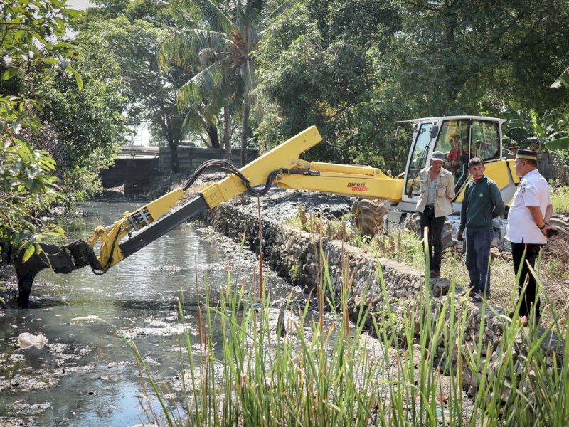Pengerukan sedimen di Kelurahan Buloa. 