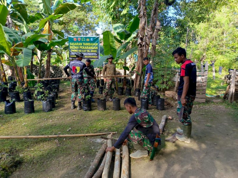 Satgas TMMD melakukan bedah pekarangan rumah warga. 