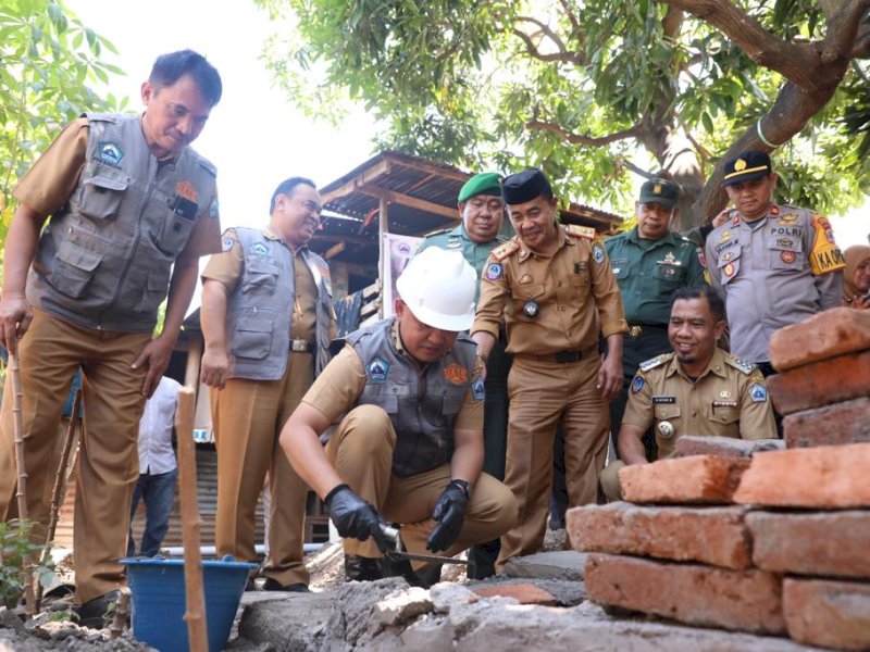Bupati Bantaeng Ilham Azikin melaksanakan ground breaking program Hibah Air Limbah Setempat (HALS) di Desa Mamampang. 