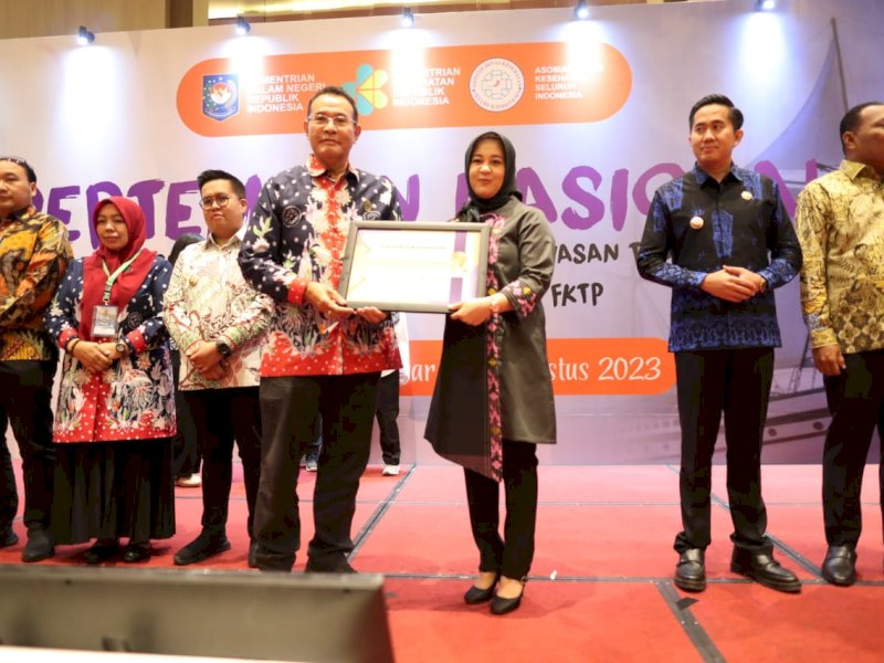Wakil Wali Kota Makassar, Fatmawati Rusdi menerima award dari Adinkes. 