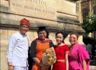 Hadiri Wisuda Putrinya di Inggris, VDB Gunakan Pakaian Adat Toraja