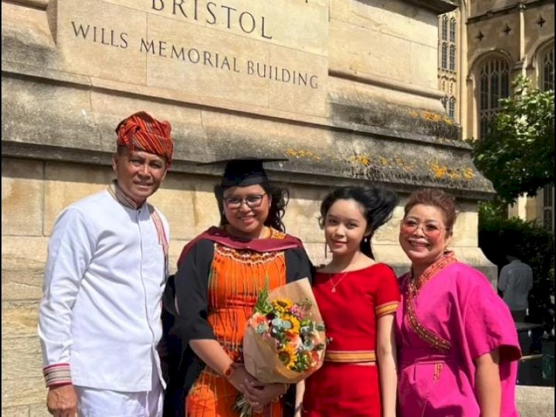 Victor Datuan Batara bersama  istri menghadiri wisuda putrinya di Inggris. 