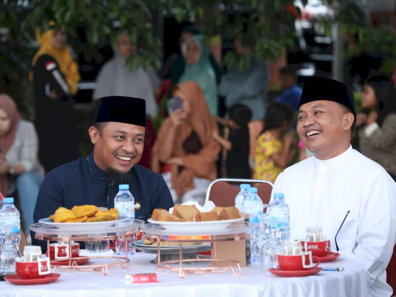 Gubernur Sulsel Andi Sudirman Sulaiman menyerahkan 10 booth semi container kepada UMKM, Bantaeng. 