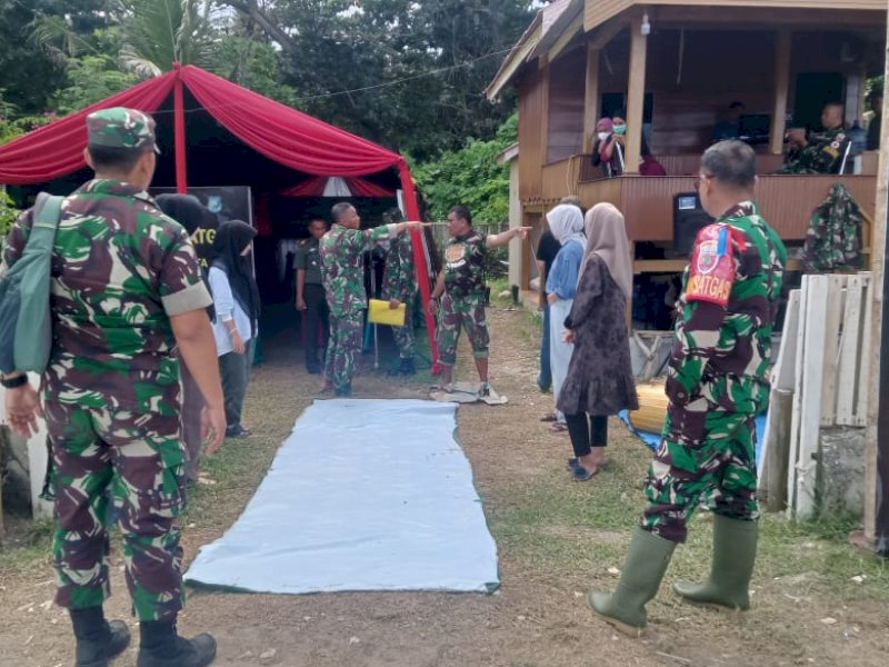 Satgas TMMD Ke-117 Kodim 1411/Blk bersama warga bergotong royong melakukan pembersihan di Lingkungan Lemo-lemo, Bulukumba,  Rabu (02/08/2023). 