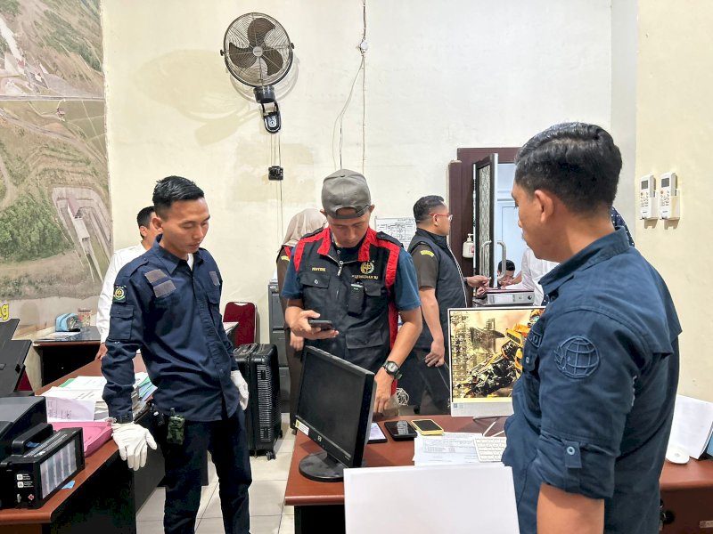 Penggeledahan di kantor BBWS Pompengan, Makassar. 