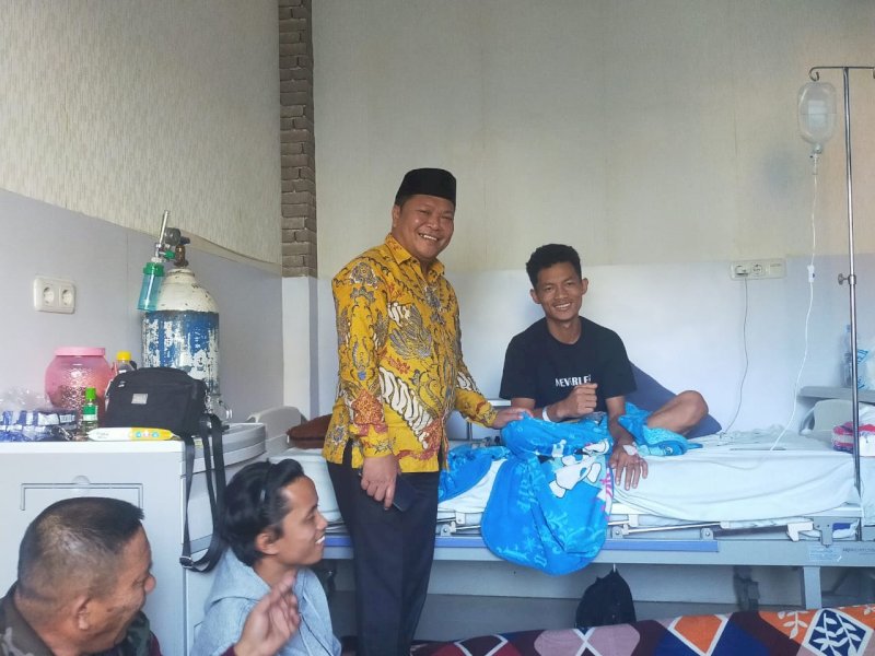 Ketua DPRD Tana Toraja Welem Sambolangi menjenguk salah seorang wartawan 
PEDOMANMEDIA, Andarias Padaunan yang tengah dirawat di RS Sinar Kasih Tana Toraja. 
