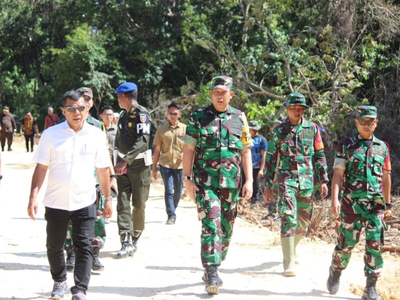 Brigjen TNI Jauhari Agus Suraji mengunjungi lokasi TMMD di Kelurahan Tanah Lemo, Kecamatan Bonto Bahari, Bulukumba. 
