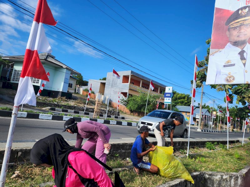 TP PKK bersih bersih di Pantai Bira Bulukumba. 