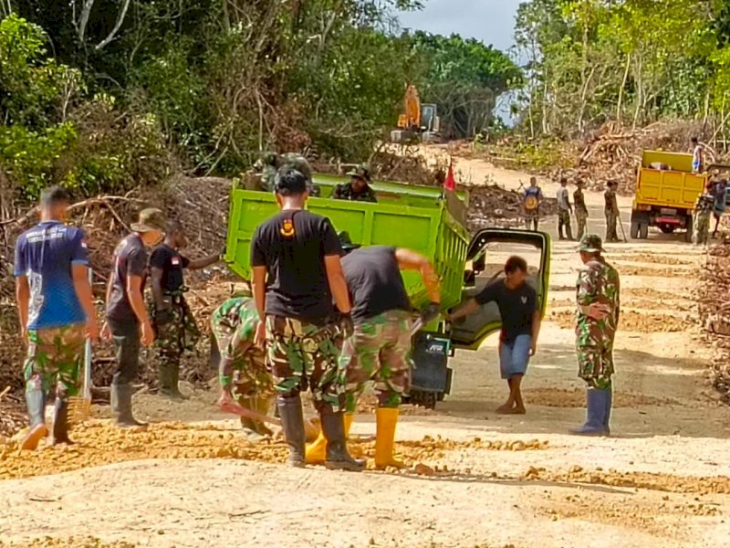 Perintisan jalan oleh Satgas TMMD Bulukumba. 