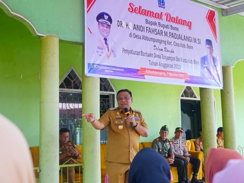 Bupati Bone Andi Fahsar M Padjalangi menyalurkan bantuan dana tunjangan secara simbolis kepada eks penderita kusta di Dusun Lerang II, Desa Abbumpungeng, Kecamatan Cina. 