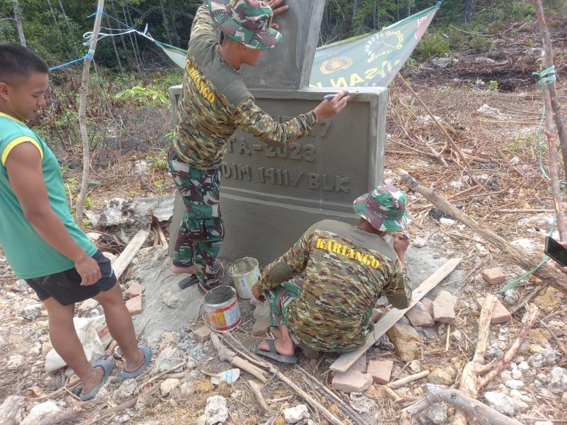 TMMD bersama masyarakat bergotong-royong membangun sebuah tugu. 