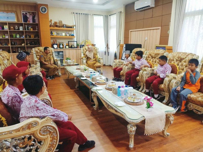 Sejumlah siswa UPT SD Negeri 097 Katokkoan Masamba menemui Bupati Luwu Utara Indah Putri Indriani. 
