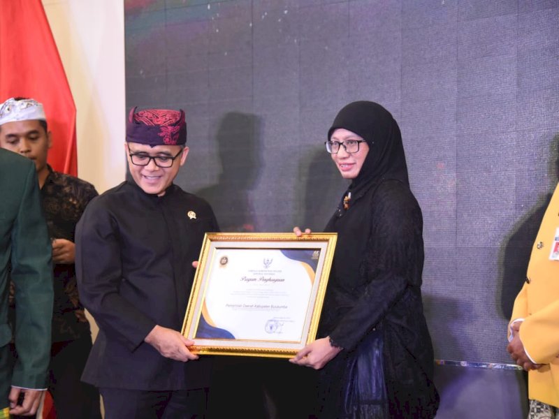 Andi Sri Arianti yang mewakili Bupati seusai menerima penghargaan di Aula Prof Agus Dwiyanto, Kantor LAN RI. 