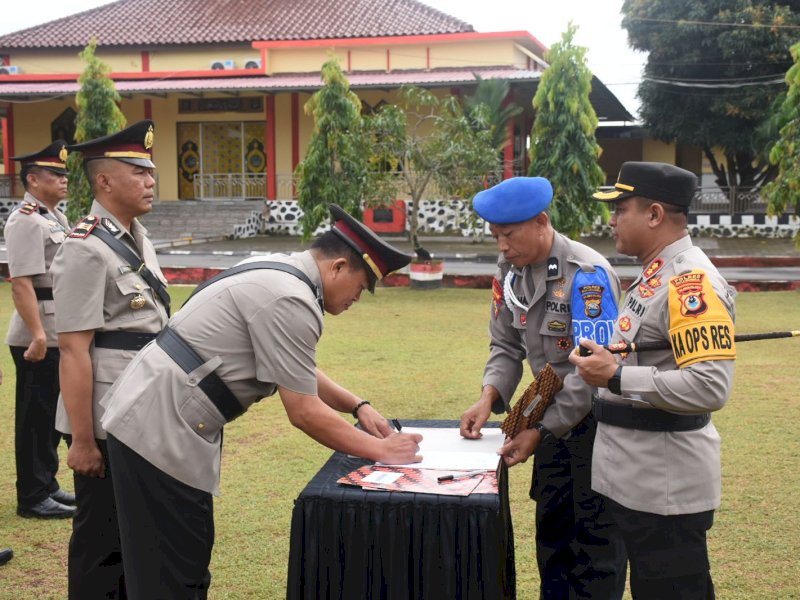 Serah terima jabatan pejabat di jajaran Polres Bulukumba. 
