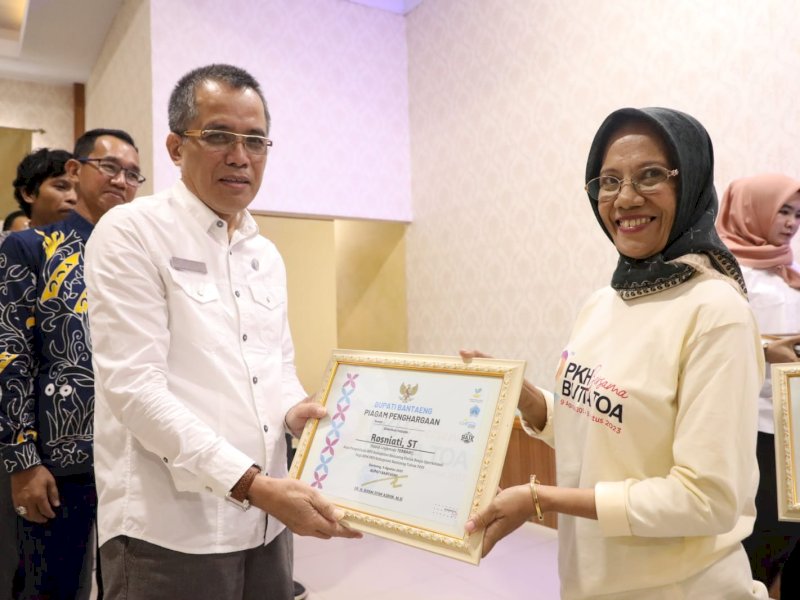 Sekda Bantaeng, Abdul Wahab menghadiri peringatan HUT Program Keluarga Harapan (PKH) yang ke-9. 