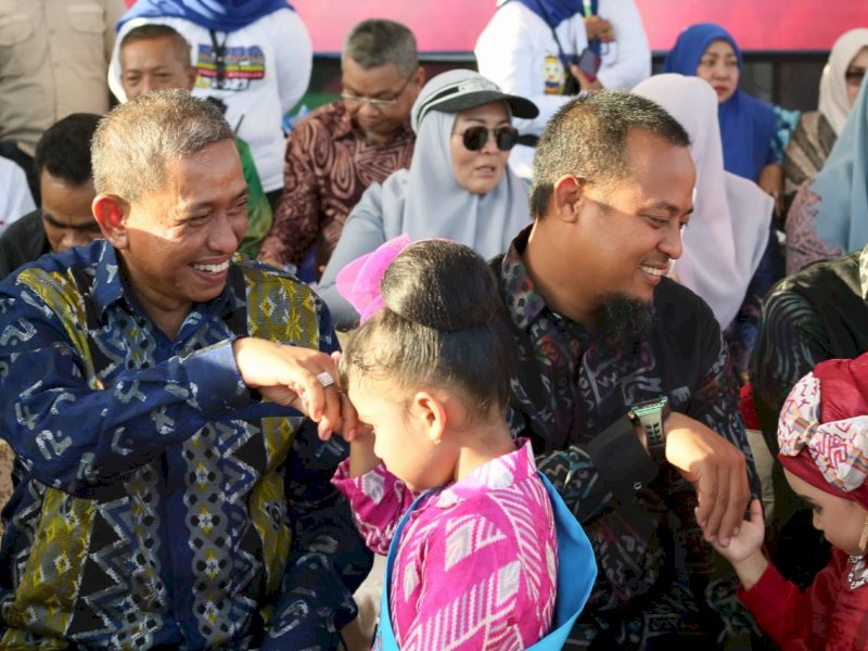 Gubernur Sulsel Andi Sudirman Sulaiman bersama Bupati Wajo Amran Mahmud. 