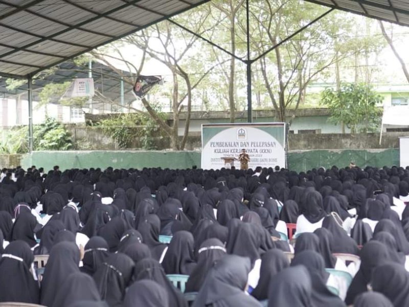 Mahasiswa IAIN Bone mengikuti pembekalan KKN di Kampus IAIN. 