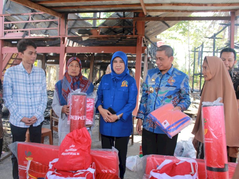 Bupati Wajo Amran Mahmud bersama Andi Yuliani Paris menyalurkan bantuan kepada korban bencana kebakaran. 
