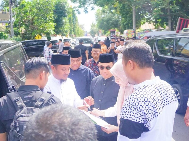 Gubernur Sudirman Sulaiman melayat ke rumah duka kakak kandung Bupati Bone. 
