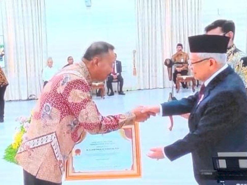 Wakil Bupati Bone Ambo Dalle menerima penghargaan Adhikarya Pembangunan Pertanian.