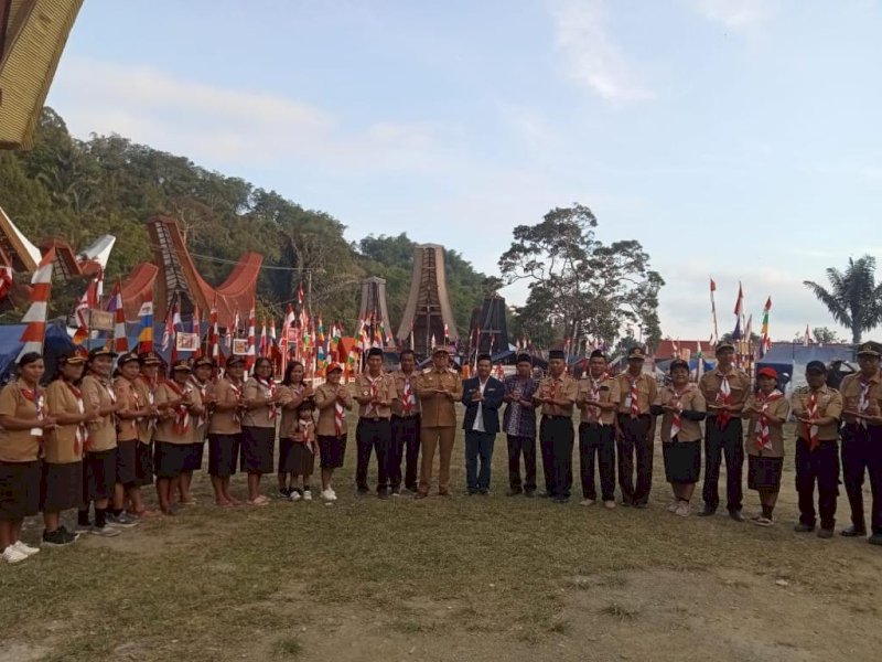 Ketua Kwartir Cabang Pramuka Toraja Utara Frederik Viktor Palimbong membuka dua perkemahan yang digelar dalam rangkaian HUT ke-62 Pramuka. 
