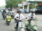 Pakai Vespa 80-an, Bupati Ilham Azikin Ramaikan Pawai Kendaraan Klasik