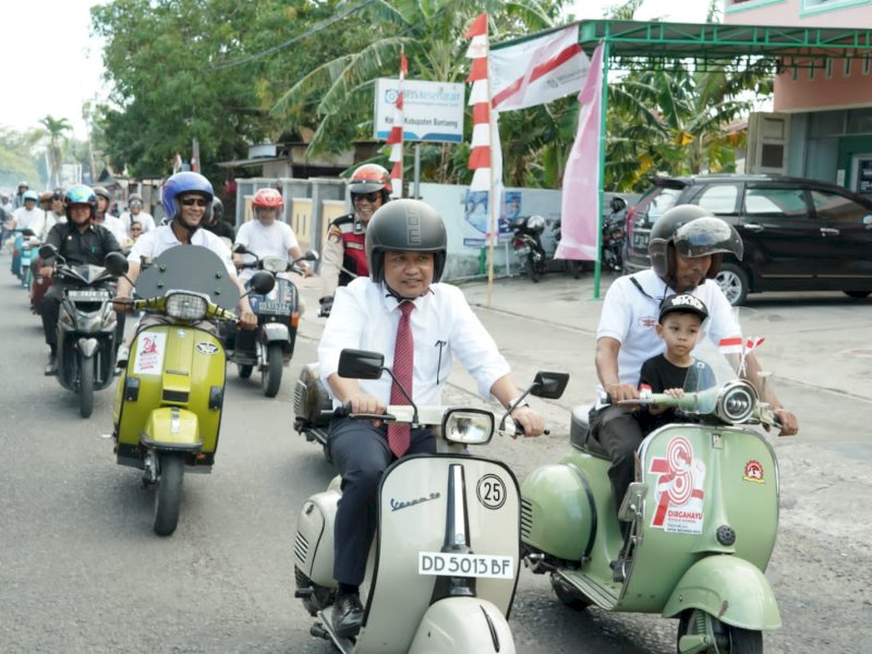 Bupati Bantaeng Ilham Azikin bersama ratusan pecinta kendaraan klasik berbagai merek meramaikan Pawai Bantaeng Berkibar, Selasa (15/08/2023).