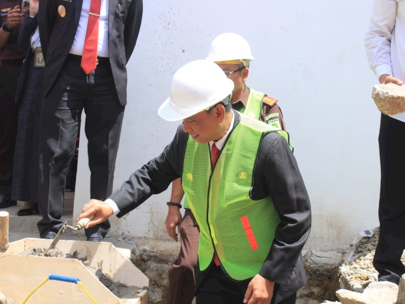 Bupati Wajo Amran Mahmud melakukan peletakan batu pertama pembangunan gedung Kantor Kejaksaan Negeri Wajo, Sengkang. 