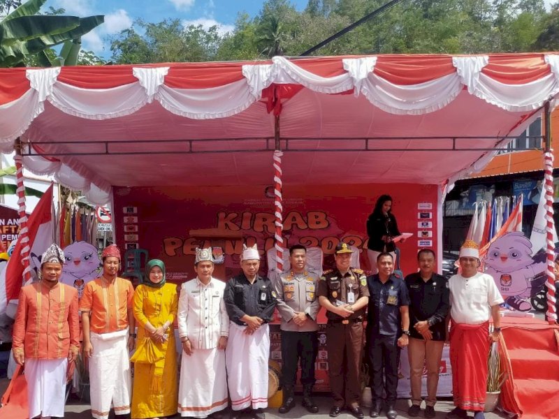 KPU Tana Toraja menerima bendera Kirab Pemilu 2024 dari KPU Toraja Utara, Rabu (16/8/2023).