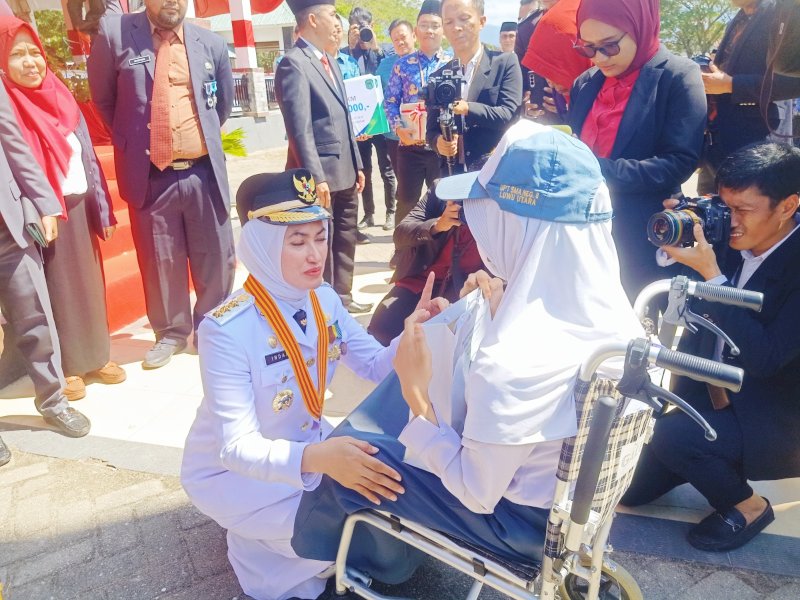 Bupati Luwu Utara Indah Putri Indriani saat menghampiri Alya. 