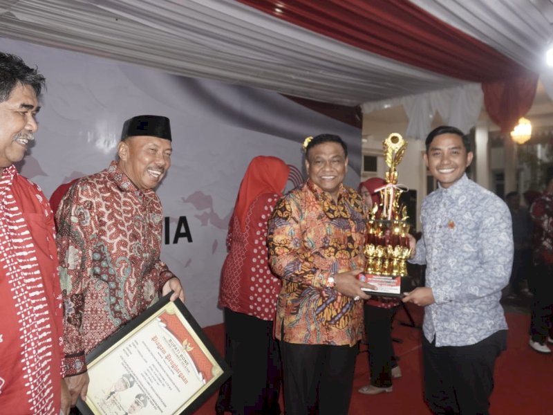 Camat Bengo saat menerima penghargaan Desa Mandiri. 
