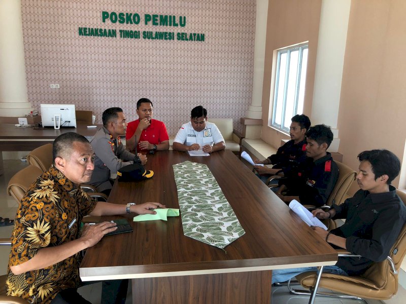 Massa pengunjuk rasa saat diterima pihak Kejati Sulsel. 