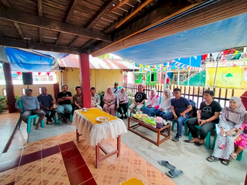Rembuk tim Dinas PU Makassar dengan warga di Pulau Bonetambu. 