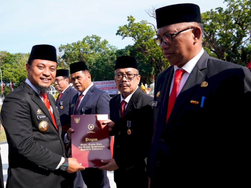 Gubernur Sulawesi Selatan Andi Sudirman Sulaiman menyematkan Penghargaan Satyalancana Karya Satya kepada 2.398 orang PNS lingkup Pemprov Sulsel.