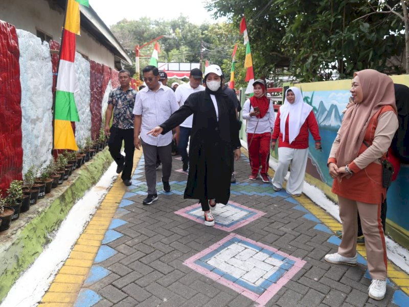 Wakil Wali Kota Makassar Fatmawati Rusdi mengunjungi Lorong Wisata Bahagia yang berlokasi di Kecamatan Biringkanaya, Sabtu (19/8/2023).