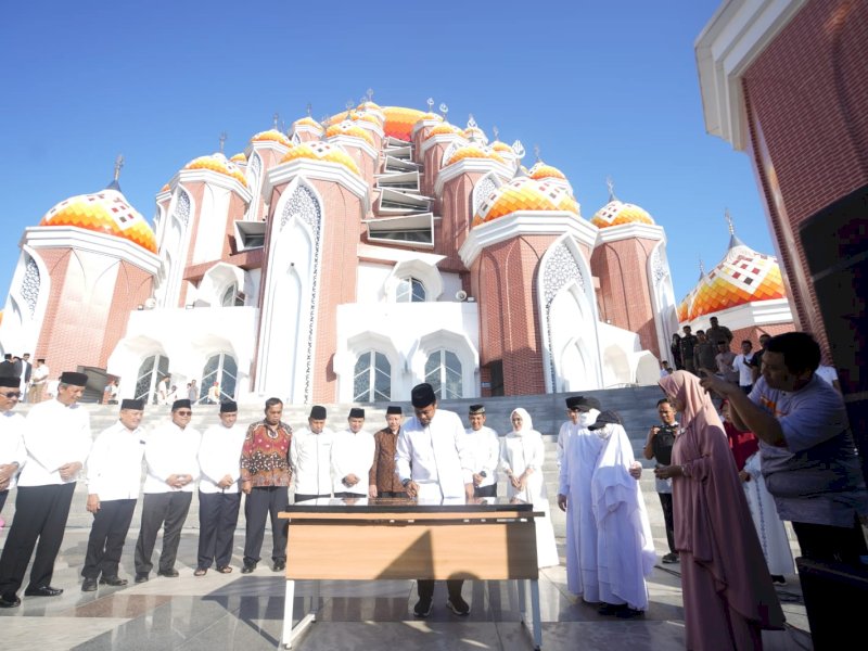 Gubernur Sulawesi Selatan Andi Sudirman Sulaiman meresmikan pembangunan Masjid Kubah 99 Asmaul Husna. 
