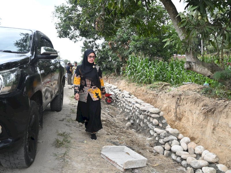 Bupati Luwu Utara Indah Putri Indriani Ahad kemarin meninjau pengerjaan jalan Masamba-Kambiasa.