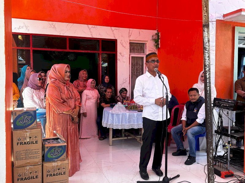 Rudianto Lallo memberi sambutan pada acara silaturahim di Jeneponto. 