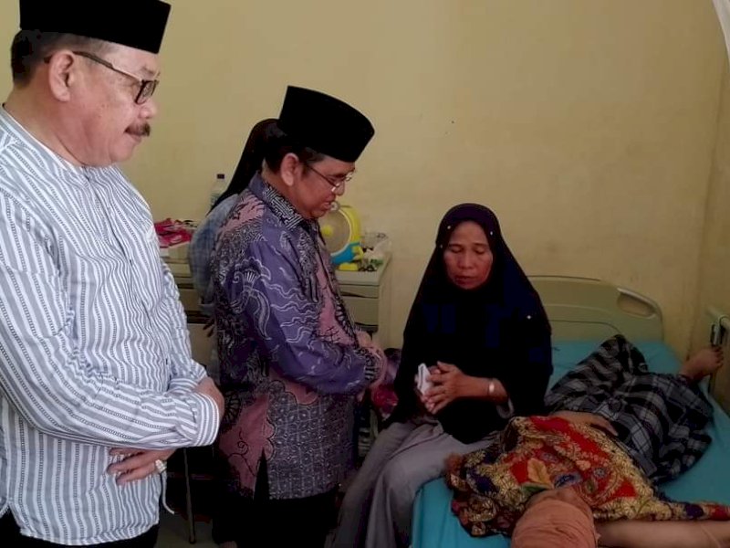 Kakan Kemenag Kabupaten Bone Abd Hapid M Talla mengunjungi salah satu siswa korban lakalantas. 