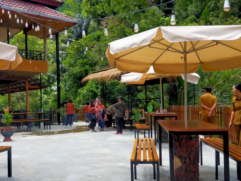 Suasana Resto dan Caffe Kondongan yang terletak di jalan poros Bittuang, Tana Toraja. 