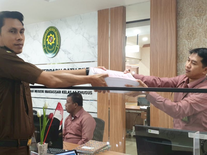 Kejaksaan Tinggi Sulawesi Selatan menyerahkan berkas perkara kasus PDAM Makassar ke Pengadilan Tipikor Makassar, Selasa (22/8/2023).