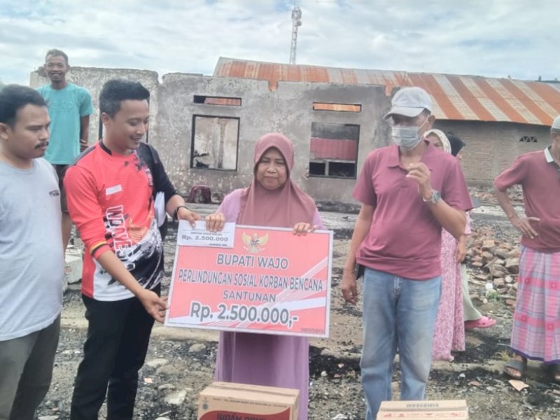 Pemkab Wajo menyalurkan bantuan untuk korban bencana. 