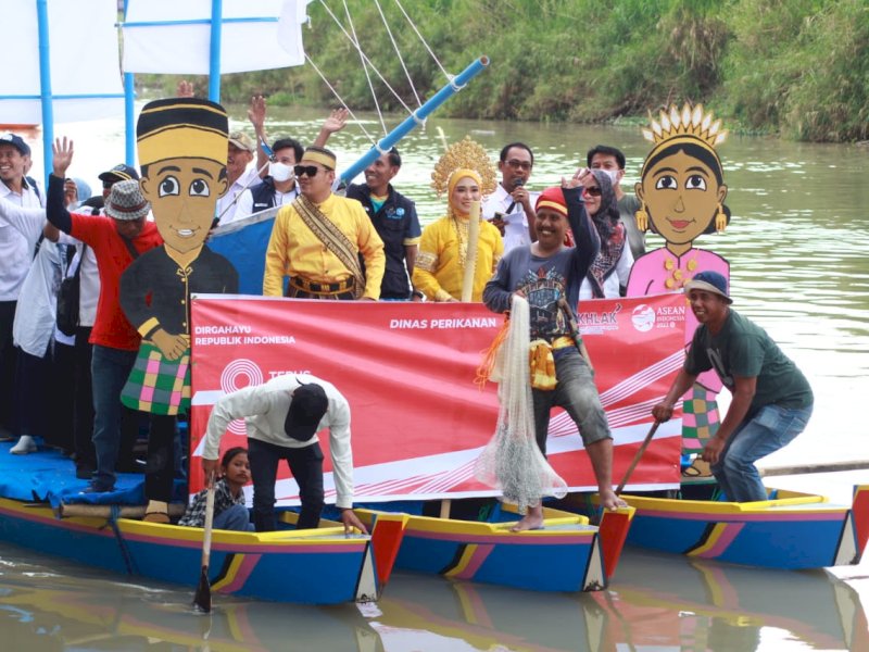 Perahu hias yang turut meramaikan Festival Danau Tempe. 