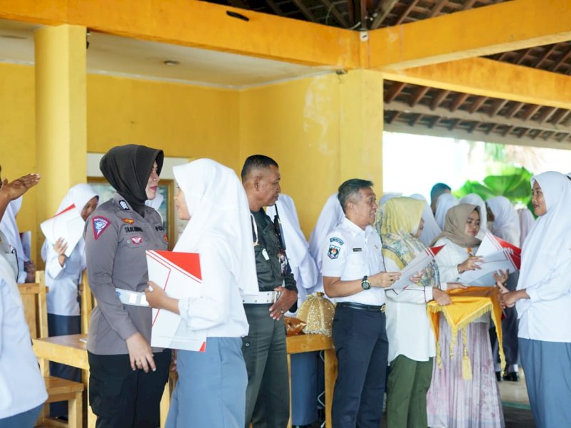 70 anggota Paskibraka Kabupaten Bone menerima penghargaan dari pemkab. 